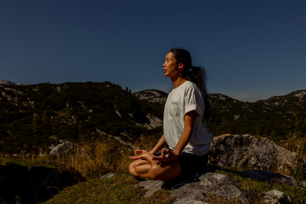 Outdoor Yoga vor der Gjaid Alm am Dachstein