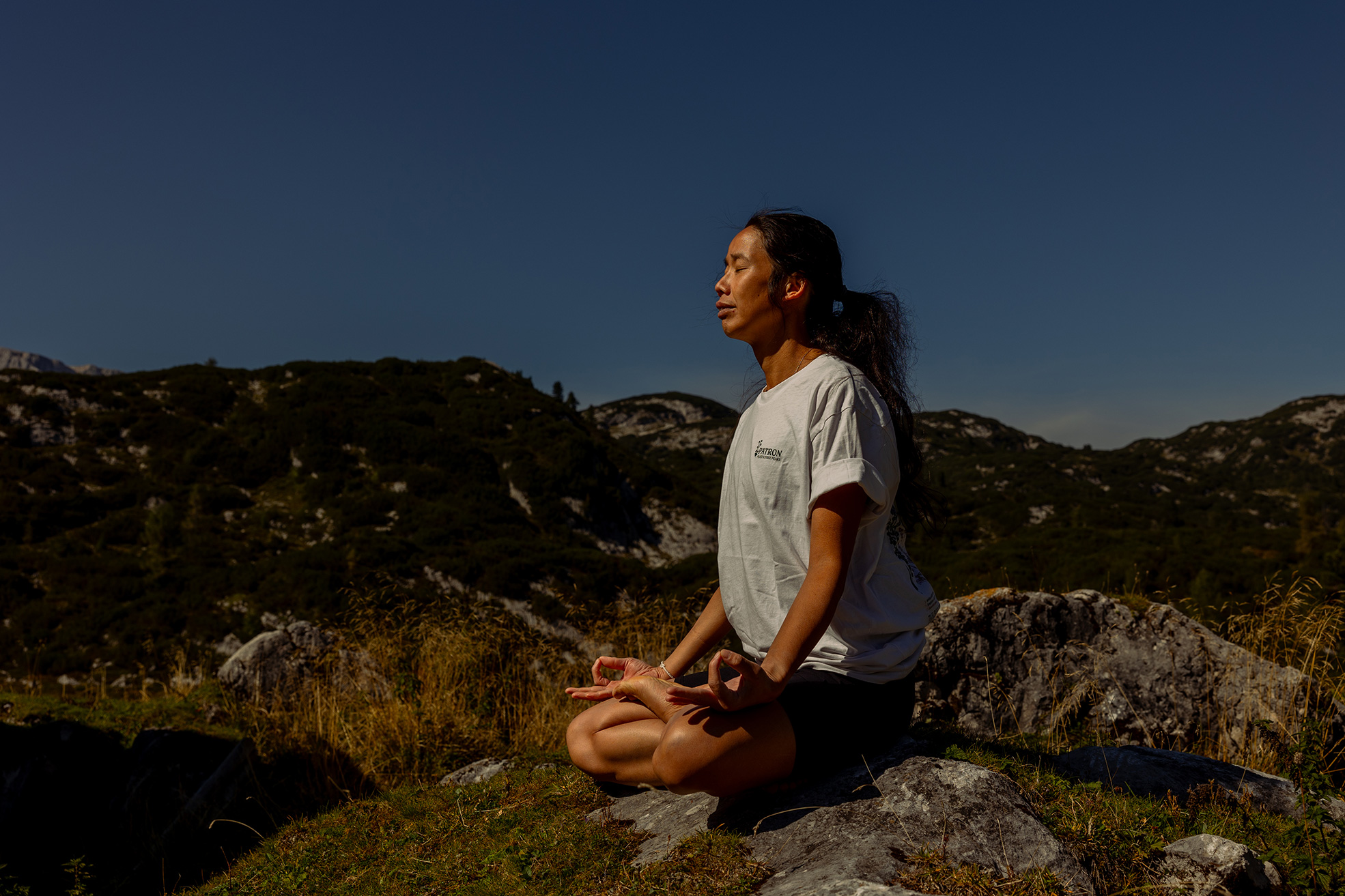 Outdoor Yoga vor der Gjaid Alm am Dachstein