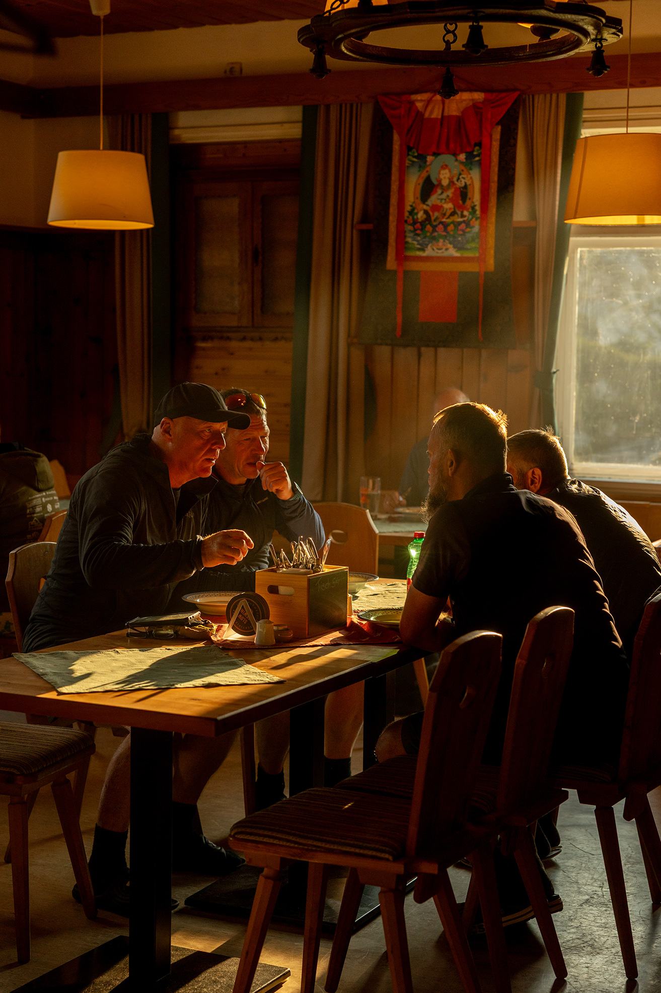 Wanderer zur Einkehr auf der Gjaid Alm