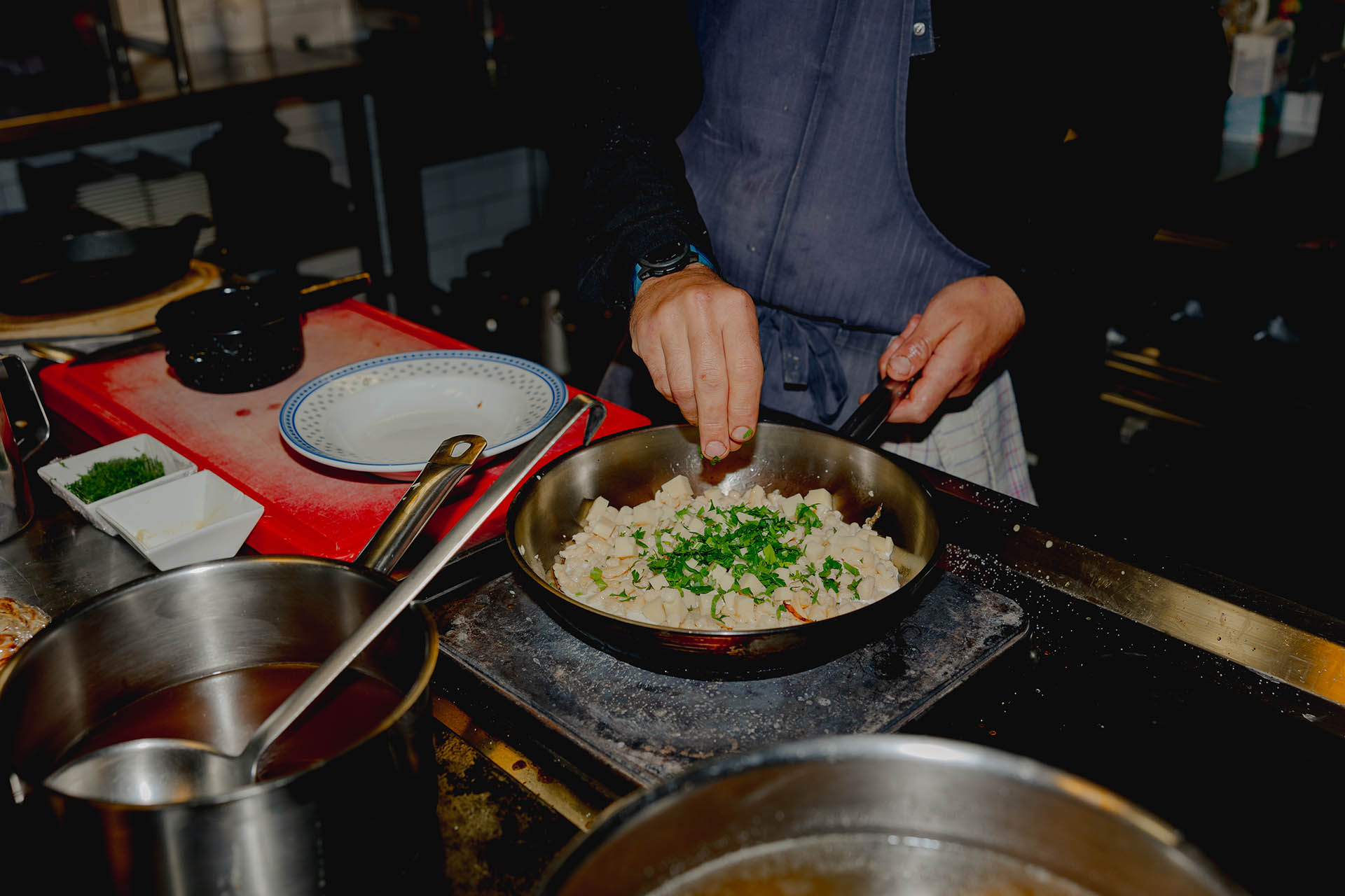 Spätzle kochen in der Küche der Gjaid Alm