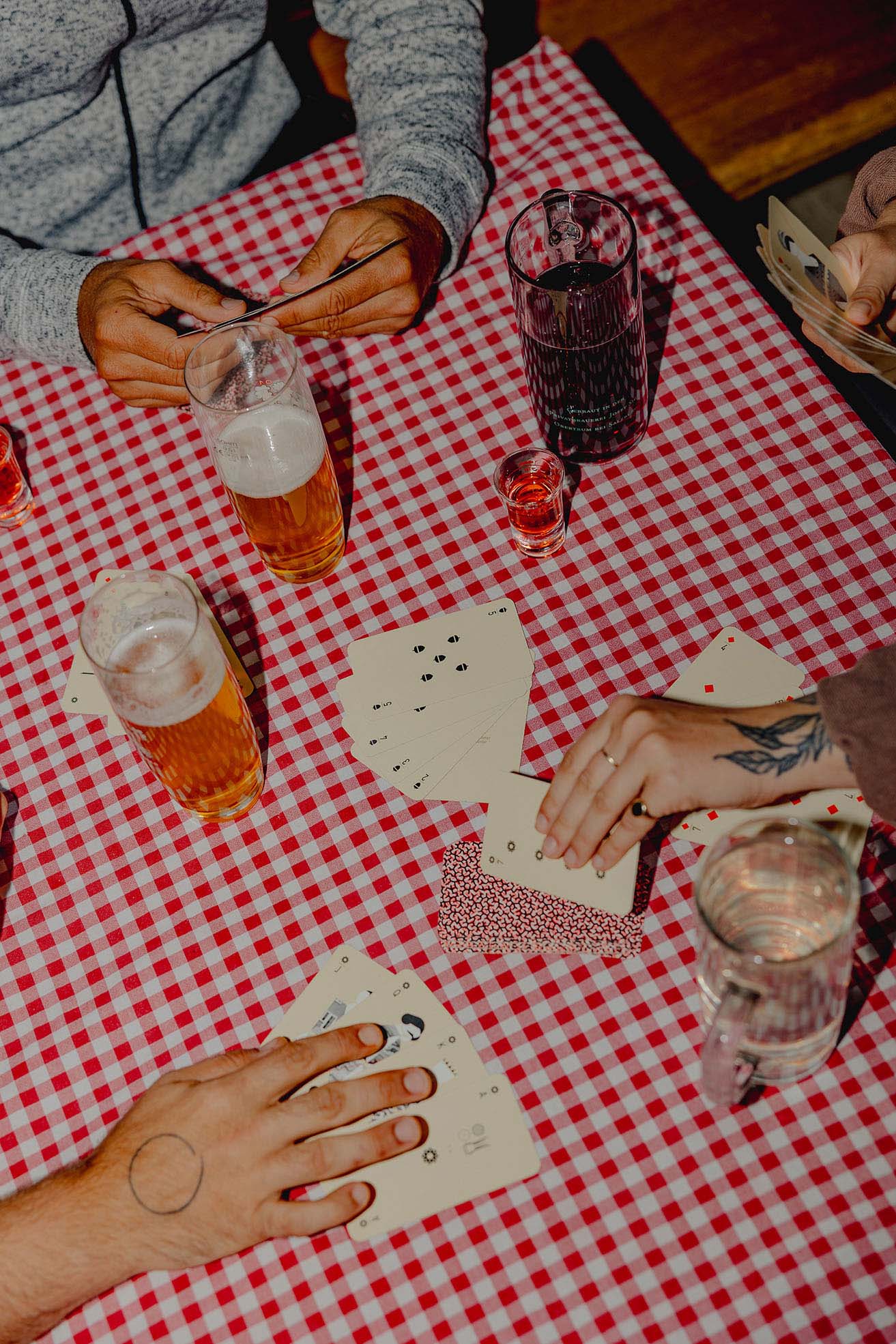 Gemütliches Kartenspielen in der Gaststube der Gjaid Alm