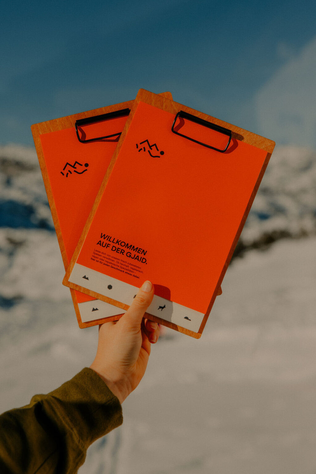 Speisekarte der Gjaid Alm im Winter